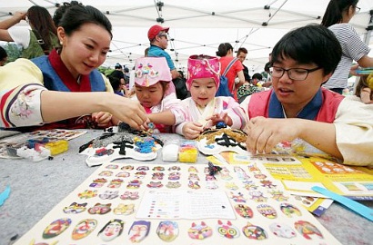 Rayakan Chuseok, Sebuah Keluarga Bikin Topeng Tradisional Korea