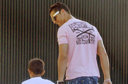 Tak Berlaga di Euro 2016, Cristiano Ronaldo Pilih Antar Anak ke Sekolah
