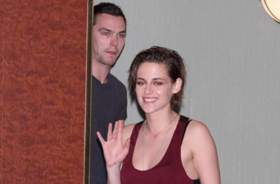 Kristen Stewart Jalan Bareng Nicholas Hoult di Singapura