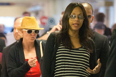 Britney Spears Keceplosan Bilang Zoe Saldana Hamil Anak Kembar