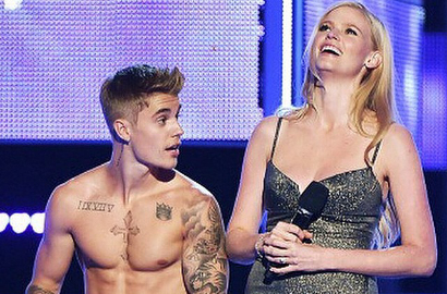 Justin Bieber Hampir Telanjang di Panggung 'Fashion Rocks'