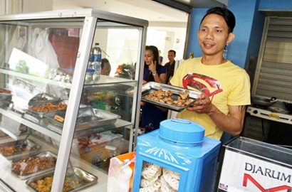 Akhirnya Muncul, Norman Kamaru Bantah Jadi Tukang Bubur Keliling