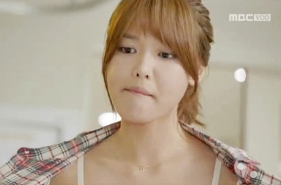 Sooyoung Pamer Bra di Episode Perdana 'My Spring Days'