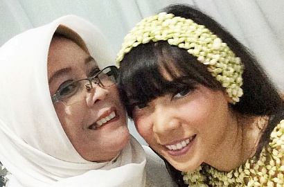 Fitri Tropica Jalani Siraman Pakai Es Demi Ice Bucket Challenge