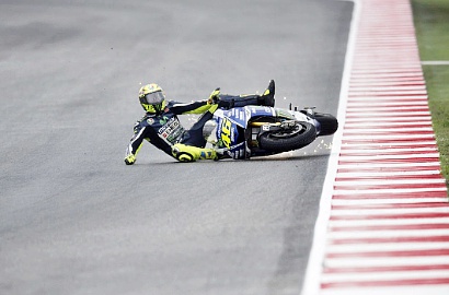 Valentino Rossi Kecewa Karena Terjatuh Saat Sesi Latihan di Misano