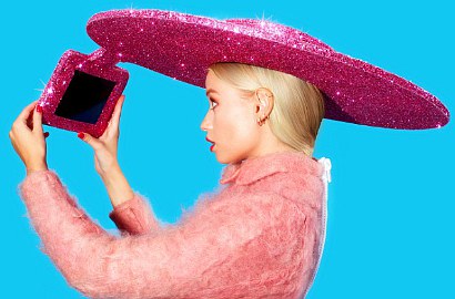 Uniknya Topi Lebar Berisi Tablet untuk Selfie Ala Lady GaGa