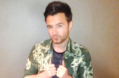 Shane Filan Eks Westlife Pamer Kemeja Batik dari Fans di Jakarta