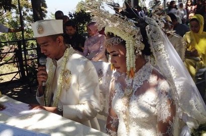 Menikah, Mas Kawin Fitri Tropica Berupa Berlian 31 Gram