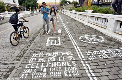 Tiongkok Miliki Trotoar Khusus Pejalan Kaki Sibuk Main Ponsel