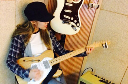 Hyoyeon SNSD Sedang Sibuk Belajar Main Gitar