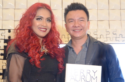Denada Curi Perhatian dengan Rambut Merah di Peluncuran Buku Foto Suami
