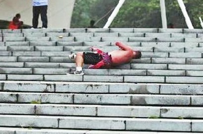 Pria Ini Guling-Guling di 30 Anak Tangga Tiap Hari untuk Pijat
