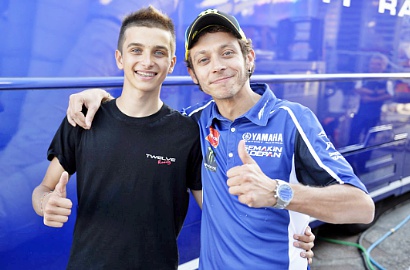Valentino Rossi Akui Nama Besarnya Justru Menyulitkan Adik Tiri
