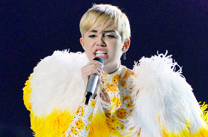 Miley Cyrus Akan Dituntut Karena Diduga Hina Bendera Meksiko di Konser