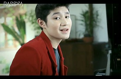 Teuku Rassya Main Piano di Video Klip Debut 'Kamu'