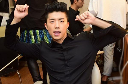 Wooyoung 2PM Dimarahi Park Jin Young Karena Airport Fashion