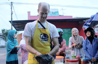 Bule Amerika Jualan Burger di Purwokerto Demi Obati Istri