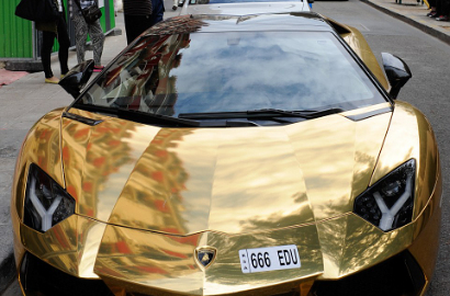 Konglomerat Arab Pamer Lamborghini Aventador Emas di Paris