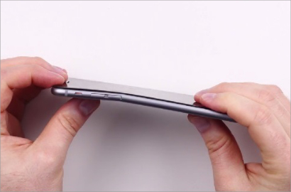 Apple Menepis iPhone 6 Plus Gampang Melengkung