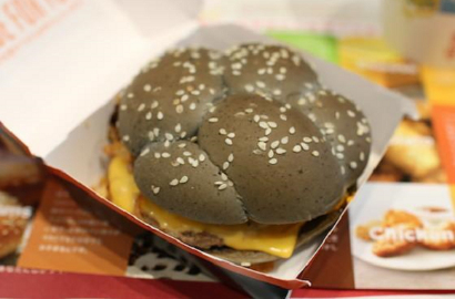 Sambut Hallowen, McDonald Jepang Ikutan Bikin Burger Hitam