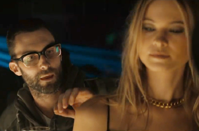 Adam Levine Jadi Stalker Behati Prinsloo di MV Maroon 5 'Animals'