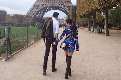 Syahrini Gandeng Pacar Misterius Saat Libur di Paris