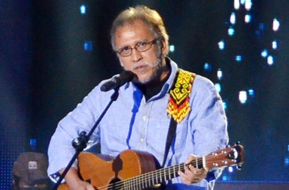 Iwan Fals Kejutkan Fans Tampil di Konser Musik 'Svara Bumi'