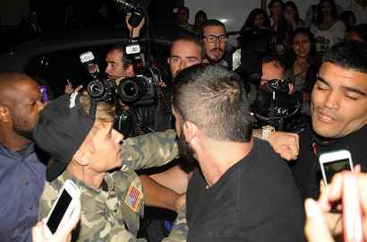 Justin Bieber Ketahuan Pukul Paparazzi di Paris