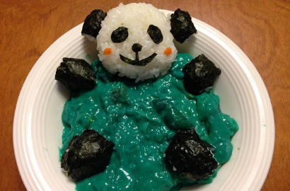 Wah, di Jepang Ada Masakan Kare Instan Warna Biru