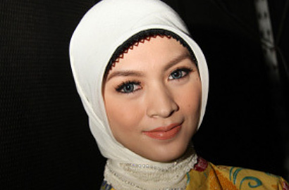 Adi Nugroho Puji Kecantikan Donita Saat Berhijab