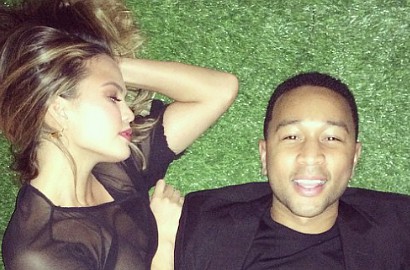 Istri John Legend Ekspos Payudara di Foto Mesra Bersama Suami