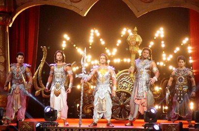 Shaheer Sheikh cs Ajak Penonton Selca dan Main Games di 'Mahabharata Show'