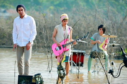 Reza Rahadian Makin Fresh di MV 'Cinta Strawberry' OST 'Strawberry Surprise'