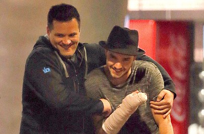 Liam Payne 1D Ceria Nonton Film dengan Tangan Dibalut Gips