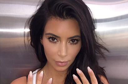Kim Kardashian Pamer Cincin Emas dengan Nama Anak