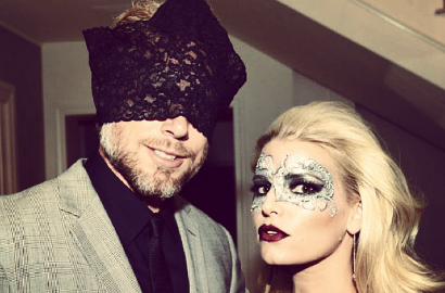 Suami Jessica Simpson Pakai Underwear Istri Sebagai Topeng