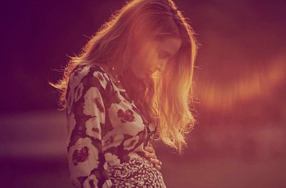 Blake Lively Umumkan Kehamilan Pertama dengan Foto Perut Buncit