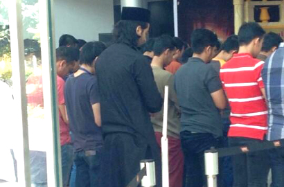 Shaheer Sheikh Ikut Sholat Jumat Meski Dikabarkan Sakit
