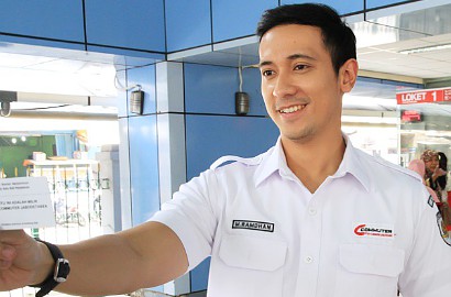 Pegawai Stasiun Juanda Ini Jadi Selebriti Karena Ganteng