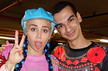 Miley Cyrus Sempatkan Foto Selfie Bareng Fans di Sydney