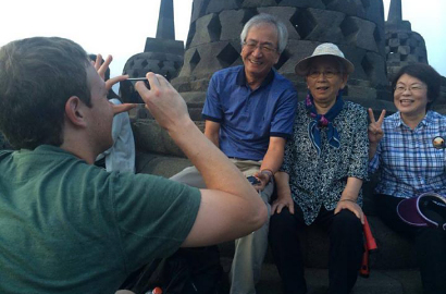 CEO Facebook Mark Zuckerberg Jadi Juru Foto Turis di Borobudur