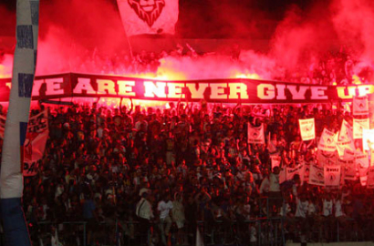 Suporter Arema Ditangkap Nyalakan Flare, Pemain Persipura Juga Main Kasar