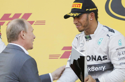 Lewis Hamilton Terima Trofi GP F1 Rusia dari Vladimir Putin