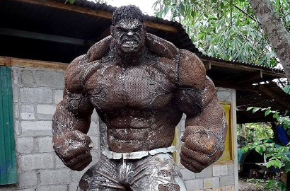 Kerennya Patung Hulk Raksasa dari Rongsokan Suku Cadang Mobil