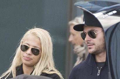 Zac Efron Ketahuan Gandeng Cewek Baru di Bandara Copenhagen