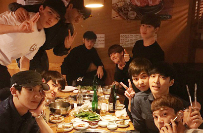 Sehun Unggah Foto Terbaru EXO dengan 10 Member