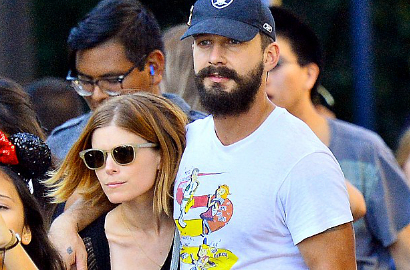 Shia LaBeouf dan Kate Mara Mesra Jalan-Jalan di Disneyland