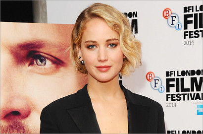 Jennifer Lawrence Pamer Belahan Dada di Premiere 'Serena'
