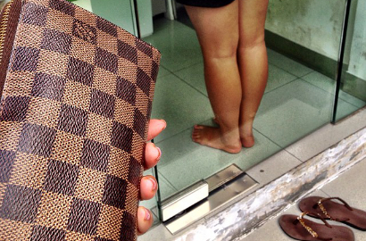 Farah Quinn Dikritik Karena Pamer Foto Wanita Lepas Sandal di ATM