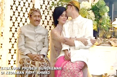 Raffi Ahmad Dipangku Ibu, Langgar Janji Saat Siraman